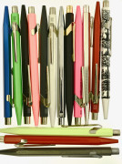 CARAN D'ACHE Lot de 15 stylos à bille. Couleurs assortie et deux en métal guilloché. Mécanisme par bouton poussoir.