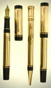 PARKER Parure plume International + bille + roller de la collection Duofold. Plaqué or décor godron. Plume or 18 carats moyenne, r...