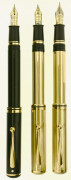 SHEAFFER 3 stylos plume de la collection Connaisseur : un résine noire et deux plaqué or, plumes or 18 carats, remplissage cartouche.