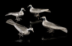 QUATRE PIGEONS EN MÉTAL ARGENTÉ Moderne