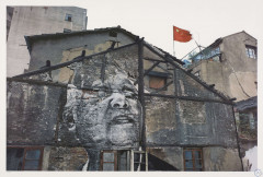 J.R. Né en 1984 The Wrinkles of the City, Action in Shanghai, Jiang Qizeng - Red Flag, China, 2010 - 2012 Lithographie en couleurs