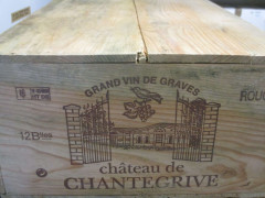 12 bouteilles CHÂTEAU CHANTEGRIVE 2005 Graves (étiquettes abimées par l'humidité) Caisse bois d'origine