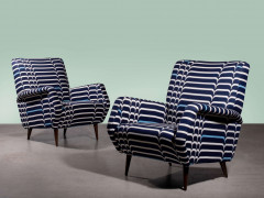 Gio PONTI (1891 - 1979 ) Paire de fauteuils mod. 803 – 1954 Piètement et structure en bois massif, tapissé de tissu bleu et blanc de...