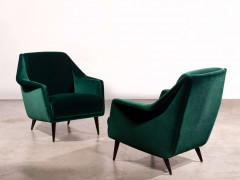 Carlo DE CARLI (1910 - 1999) Paire de fauteuils mod. 802 – 1954 Piètement en bois teinté noir, tapissé de velours vert