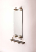 Ettore SOTTSASS (1917 - 2007) Rare miroir console – Circa 1960 Structure en laiton, miroir et tablette en verre marbré