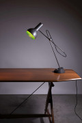 Gino SARFATTI (1912 - 1985) Lampe de table mod. 573 – 1956 Base en fonte de métal laqué noir, fût en métal chromé, réflecteur en alu...