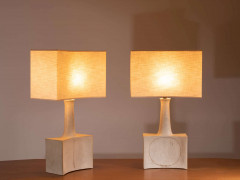 Bruno GAMBONE (Né en 1936) Paire de lampes de table – Circa 1970 Céramique émaillée beige, abat-jour en lin blanc