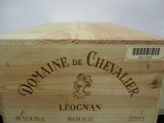 12 bouteilles DOMAINE DE CHEVALIER 2005 CC Pessac Léognan (Caisse bois d'origine)