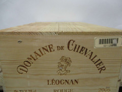 12 bouteilles DOMAINE DE CHEVALIER 2005 CC Pessac Léognan (Caisse bois d'origine)