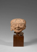 Culture Totonaque, Veracruz, Golfe du Mexique, Mexique Période classique, 450-650 ap. J.-C. Tête d'une statuette de "type souriant"