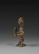 Nigeria, Yorouba Statuette assise en laiton