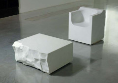 Marc QUINN Né en 1964 MOUNTAIN CHAIR & LAKE TABLE - 2008 Fauteuil et Table en Marbre blanc de Carrare