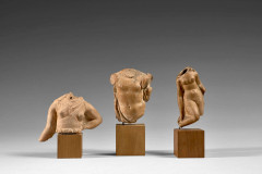 ART GRECO-ROMAIN, VERS LE 1er SIÈCLE  Trois figures en terre cuite