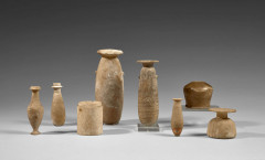 ÉGYPTE ANTIQUE  Ensemble de huit vases en albâtre