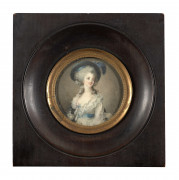 Ecole française de la fin du XVIIIe siècle  Portrait de femme au chapeau orné d'un plumet bleu Miniature sur ivoire, de forme ronde