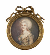 Ecole française de la fin du XIXe siècle Dans le goût du XVIIIe siècle Portrait de femme, un bouquet de rose et de bleuets au corsag...