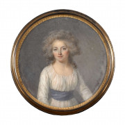 Ecole française vers 1785  Portrait de femme à la robe blanche et à la ceinture parme Miniature sur ivoire, de forme ronde