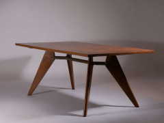 Jean PROUVE 1901-1984 Table de salle à manger - Circa 1945 Piètement et plateau en bois massif, entretoise en tube d'acier laqué "Bl..