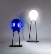 Marc NEWSON Né en 1962 Paire de lampes dites "Diode M" et "Diode S" - 2007 Pied en fonte d'acier, tiges en fibre de carbone, attache..