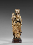 Pays-Bas méridionaux, Malines, début du XVIe siècle  La Vierge à l'Enfant tenant une grappe de raisins Statuette d'applique en noyer.