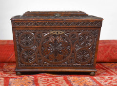 <b>COFFRE EN BOIS SCULPTÉ</b> <br/>Maroc, 19e siècle