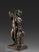 James PRADIER Genève, 1790 - Bougival, 1852 Femme ôtant sa chemise Bronze à patine brune