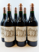 12 bouteilles CHÂTEAU HAUT BRION 2014 1er GC Pessac Léognan (3 étiquettes léger tachées) Caisse bois d'origine (léger abimée)