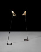 Hans Agne JAKOBSSON 1919-2009 Paire de lampadaires mod. BO9 - 1962 Base et piètement en métal, abat-jour en laiton perforé