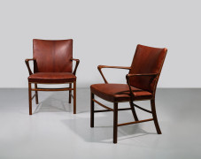 Palle SUENSON 1904-1987 Paire de fauteuils – 1948 Structure en noyer, assise et dossier recouverts de cuir cognac, clous en laiton