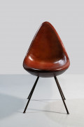 Arne JACOBSEN 1902-1971 Chaise dite « Drop Chair » – 1958 Piètement en cuivre, structure recouverte de cuir cognac