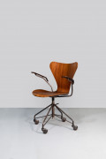 Arne JACOBSEN 1902-1971 Chaise de bureau mod. 3217 – 1955 Piètement pivotant en métal chromé sur roulettes, assise en palissandre co...