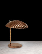 Paavo TYNELL 1890 - 1973 Lampe de table mod. 5321 dite "Shell" - Circa 1950 Base en cuivre, fût recouvert de rotin, réflecteur en cu...