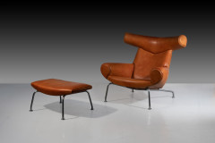 Hans J. WEGNER 1914-2007 Fauteuil « OX Chair » et son ottoman – création 1960 Piètement en acier, revêtement en cuir cognac