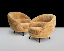 Westbergs Möbler Éditeur  Paire de fauteuils - Circa 1950 Piétement en hêtre teinté, structure recouverte de peau de mouton