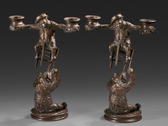 Christophe FRATIN Metz, 1801 - Le Raincy, 1864 Flambeaux, ours acrobates Paire de flambeaux à deux lumières en bronze à patine brun...