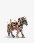 Niki de SAINT PHALLE (1930 - 2002) LE PETIT CHEVAL - Circa 1964 Assemblage de jouets en plastique, fils, tissus et paille