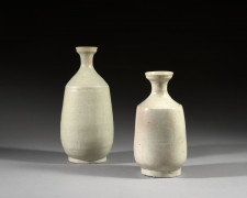 DEUX VASES EN PORCELAINE À GLAÇURE BLANCHE, Corée, dynastie Choseon (1392-1897)