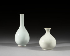 VASE EN PORCELAINE À GLAÇURE BLANCHE, Corée, dynastie Choseon (1392-1897)