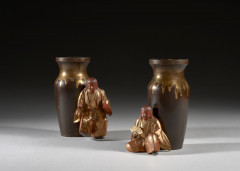 PAIRE DE VASES EN BOIS LAQUÉ, Japon, époque Meiji (1868-1912)