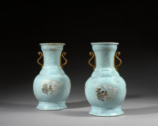 PAIRE DE VASES APPLIQUES EN PORCELAINE À FOND BLEU CLAIR, Chine, dynastie Qing, début du XIXe siècle