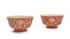 PAIRE DE BOLS EN PORCELAINE À FOND CORAIL, Chine, dynastie Qing, marque et époque Qianlong (1736-1795)