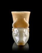 RHYTON EN JADE À TÊTE DE TAUREAU, Chine, dynastie Qing, XIXe siècle