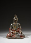 STATUE DE DIGNITAIRE EN BRONZE LAQUÉ ROUGE ET OR, Chine, dynastie Ming (1368-1644) ou légèrement postérieur