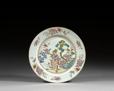 PLAT EN PORCELAINE FAMILLE ROSE, Chine, dynastie Qing, XVIIIe siècle