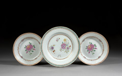 PAIRE D'ASSIETTES ET UNE ASSIETTE EN PORCELAINE FAMILLE ROSE, Chine, dynastie Qing, XVIIIe siècle