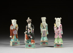 QUATRE STATUETTES D'IMMORTELS EN PORCELAINE POLYCHROME, Chine, dynastie Qing, époque Jiaqing (1796-1820)