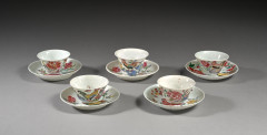 CINQ COUPES ET SOUCOUPES EN PORCELAINE FAMILLE ROSE, Chine, dynastie Qing, XVIIIe siècle