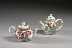 DEUX PETITES THÉIÈRES COUVERTES EN PORCELAINE FAMILLE ROSE ET FAMILLE VERTE, Chine, dynastie Qing, XVIIIe siècle