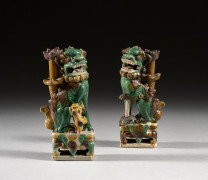 DEUX CHIENS DE FÔ FORMANT PORTES-BAGUETTES D'ENCENS EN GRÈS ÉMAILLÉ VERT, JAUNE ET AUBERGINE, Chine, dynastie Qing, époque Kangxi (1..