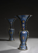 PAIRE DE GRANDS VASES YENYEN EN BRONZE ET ÉMAUX CLOISONNÉS, Chine, dynastie Qing, XIXe siècle